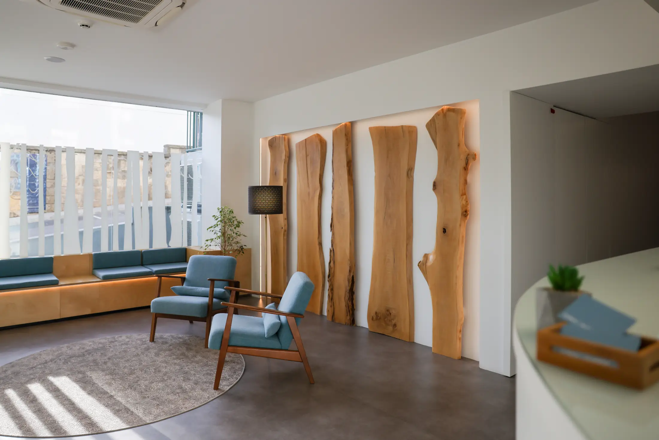 Sala de espera ampla e confortável da Clínica da Alameda, na Guarda